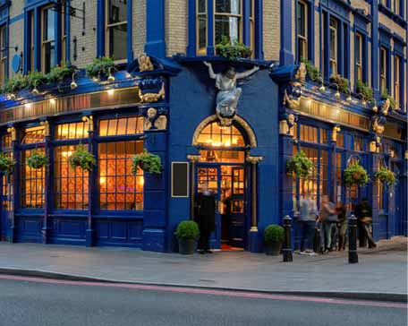English traditional Pub in central London, United Kingdom