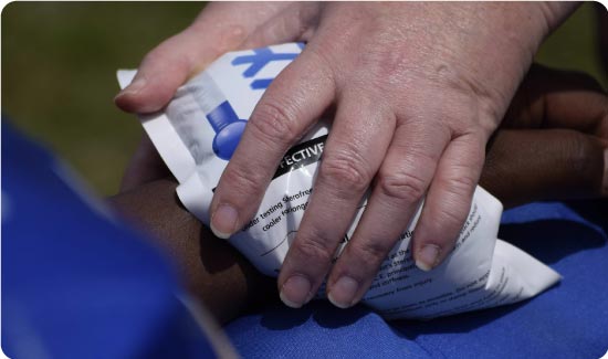 Sterofreeze Instant Ice Pack being used
