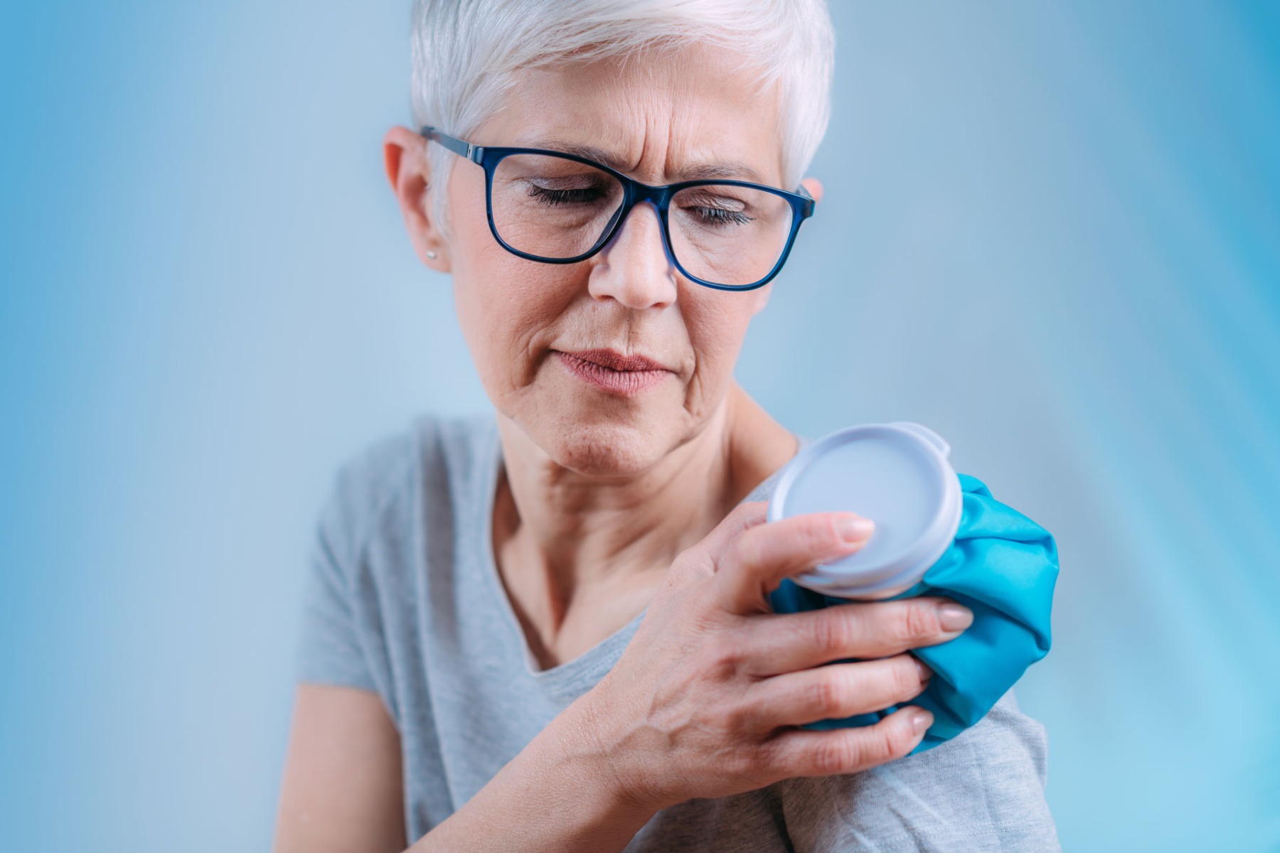 Woman-Using-Ice-Pack-on-Shoulder