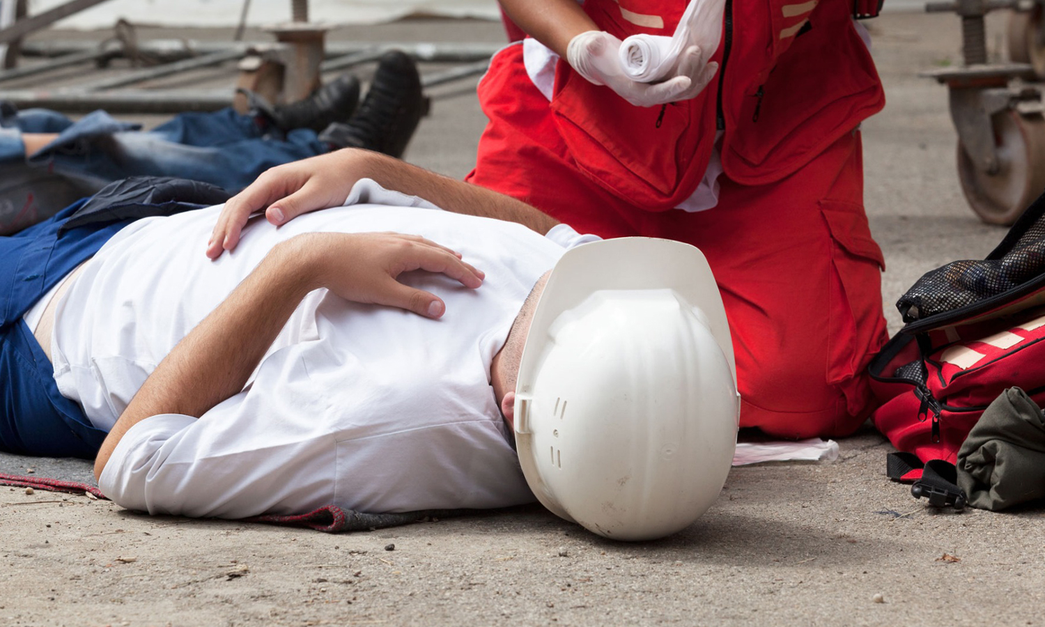 Burncare first aid ambulance worker