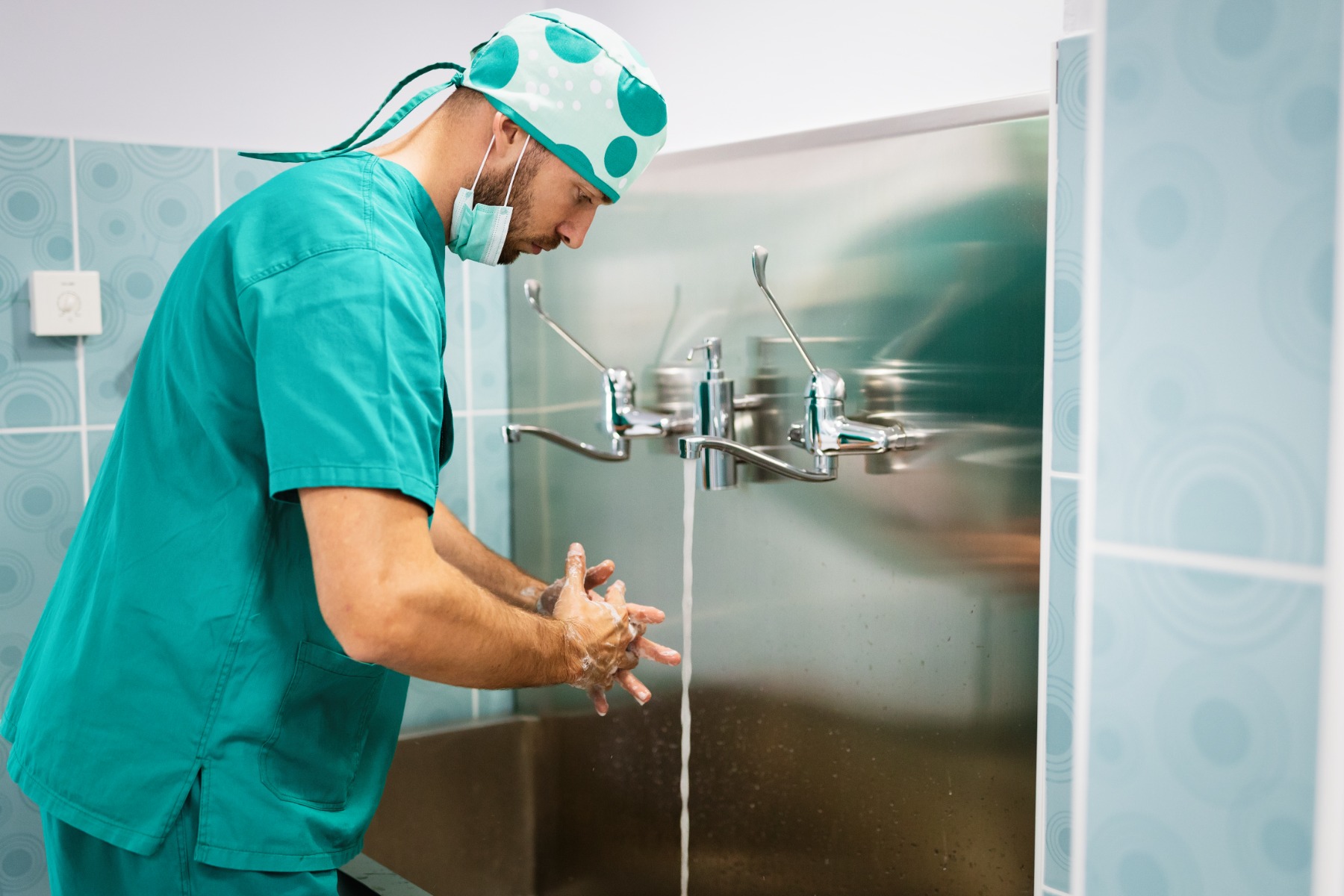 nurse washing hands to operation using correct technique for cleanliness